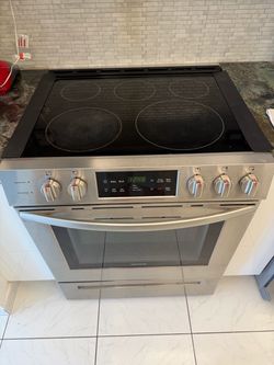 Frigidaire Electric Range/Oven. MOVING NEED GONE ASAP