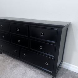 8 Drawer Dresser And Matching Night Stands (2)