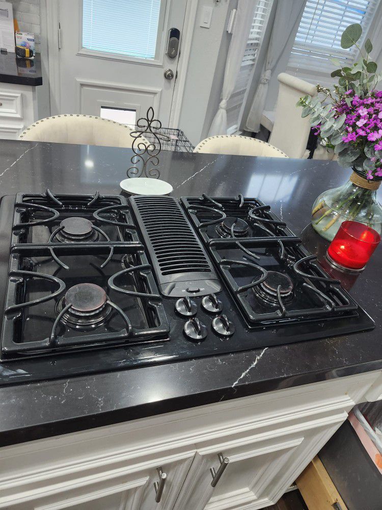 Cooktop With Downdraft