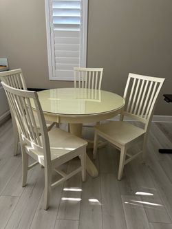Round Dining table for 4