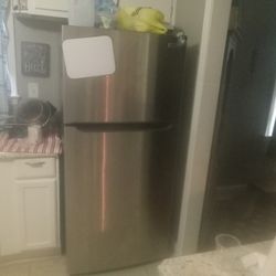 Refrigerator 