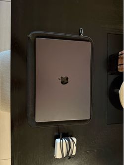 2023 MacBook Pro 16in Jet Black| 12 Core Processor 18 Core GPU | 36 GB RAM | 512 SSD | M3 Pro Chip