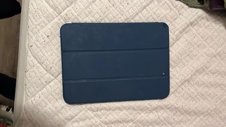 I Pad series A16 gen 10 includes apple care no cracks
