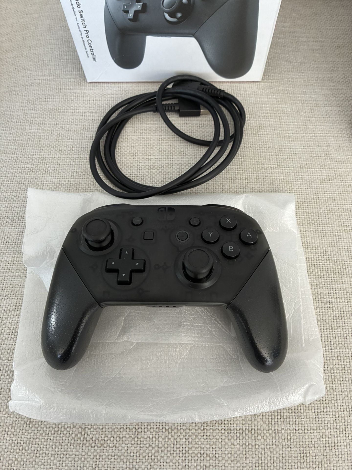 Nintendo Switch Pro Wireless Controller - Execellent Condition- Includes Box And Charging Cable