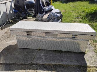 Truck bed toolbox
