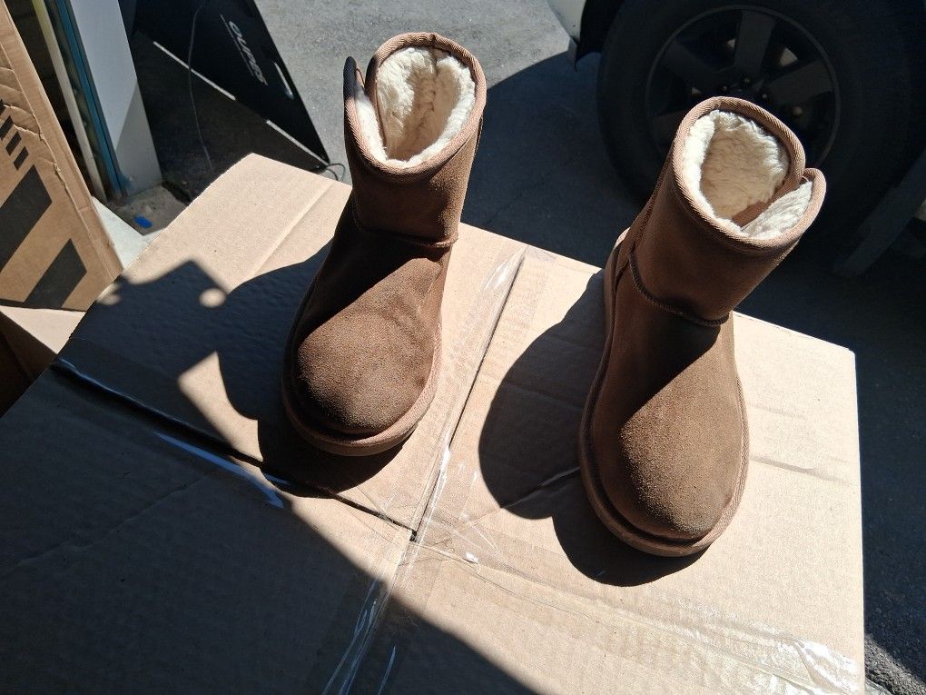 $30 UGG SIZE 4