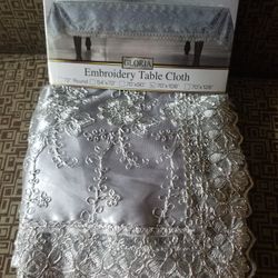 Tablecloth Brand new 6 to 8 place settings 70*108 Cm 