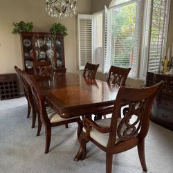Elegant Dining Table Set