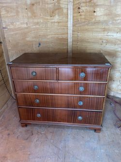 Antique late 1800s American Mahogany Chest of Drawers.