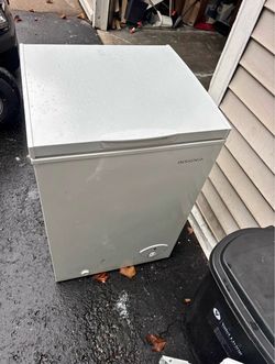 Insignia Chest Freezer White