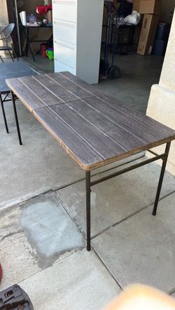 Folding table