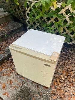 2 Mini dorm or apartment fridges