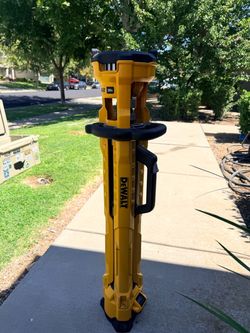 Dewalt 3000 lumens tripod tower light