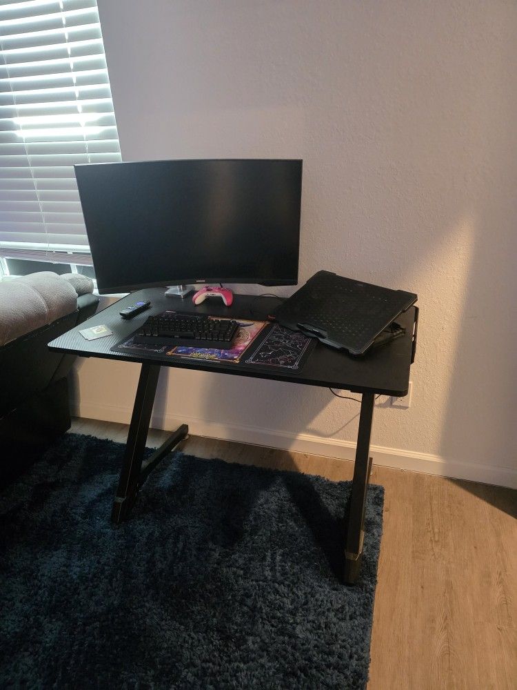 Black Desk