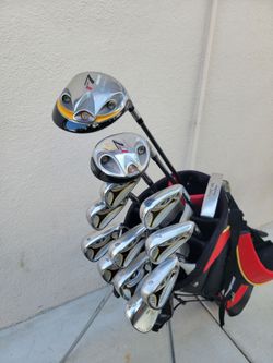 Taylormade R7 Golf Club Set Regular Flex Right Handed.  Golf Bag included *Nice