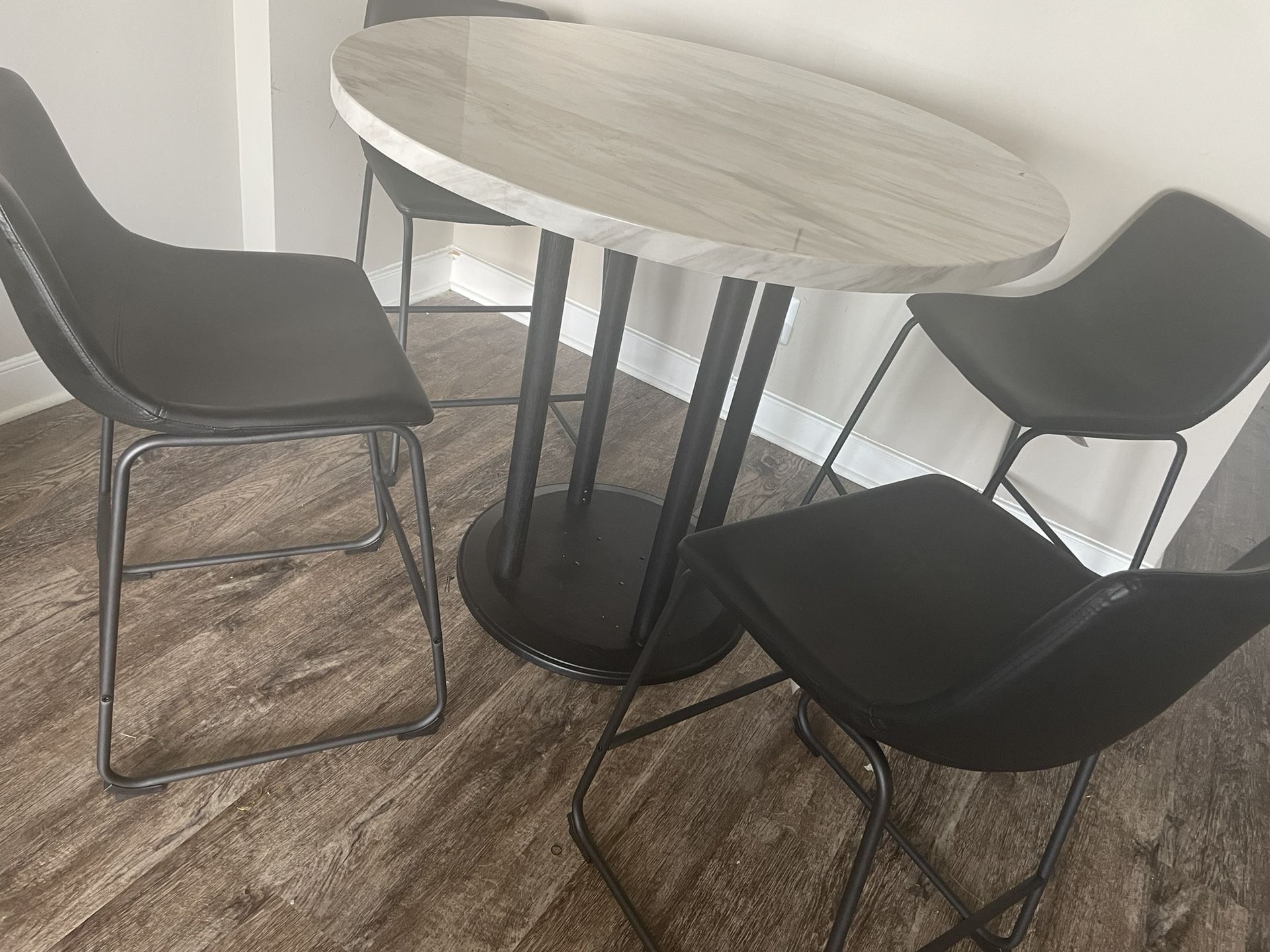 Dinning Table (seats Included 