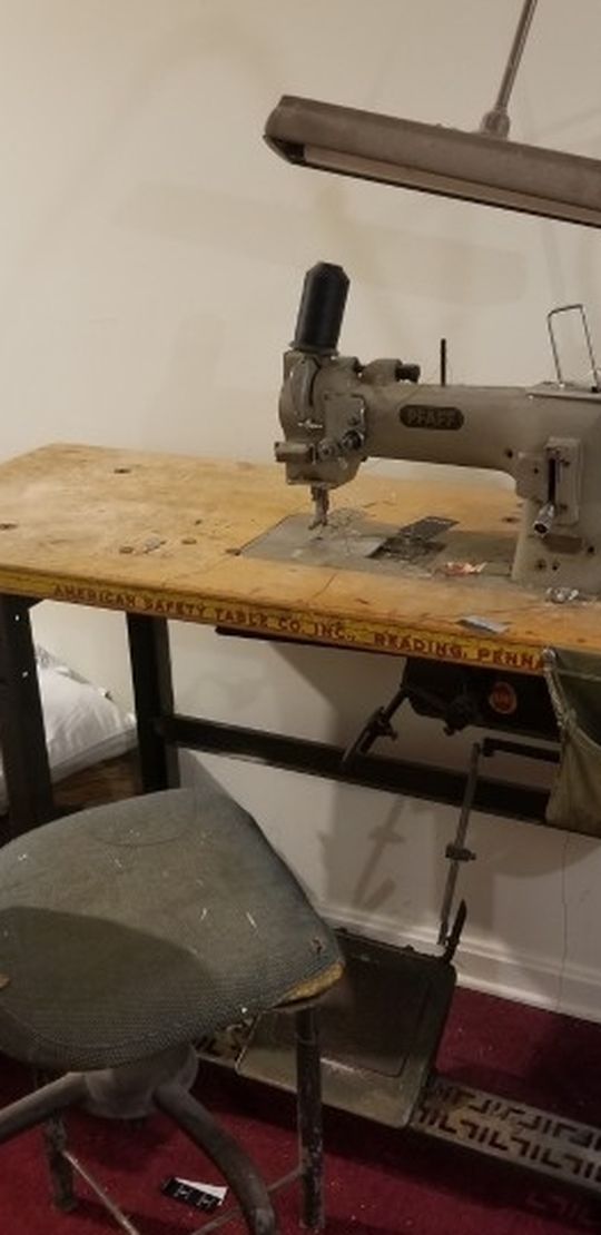 Vintage Pfaff Sewing Machine With Chair