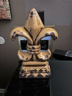Fluer de lies  statue