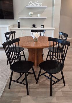Round Dining Set. Used, in very good condition. 

Round Table 
48" x 30"H 
5 Chairs 

Decor Not Included 

$425