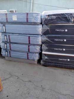 Queen Size Mattress Pillow Top 12"    New Mattress In A Plastic Sealed.