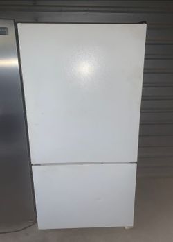 White Amana Refrigerator And Freezer