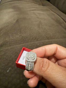 Gold ring with 14 K diamonds.