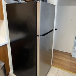 Insignia 18cu Ft Top Freezer Refrigerator- Stainless Steel