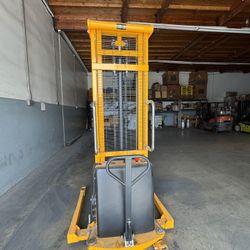 Almost brand-new semi-automatic forklift