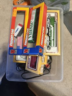 HO Scale Train Car And Pieces Lot