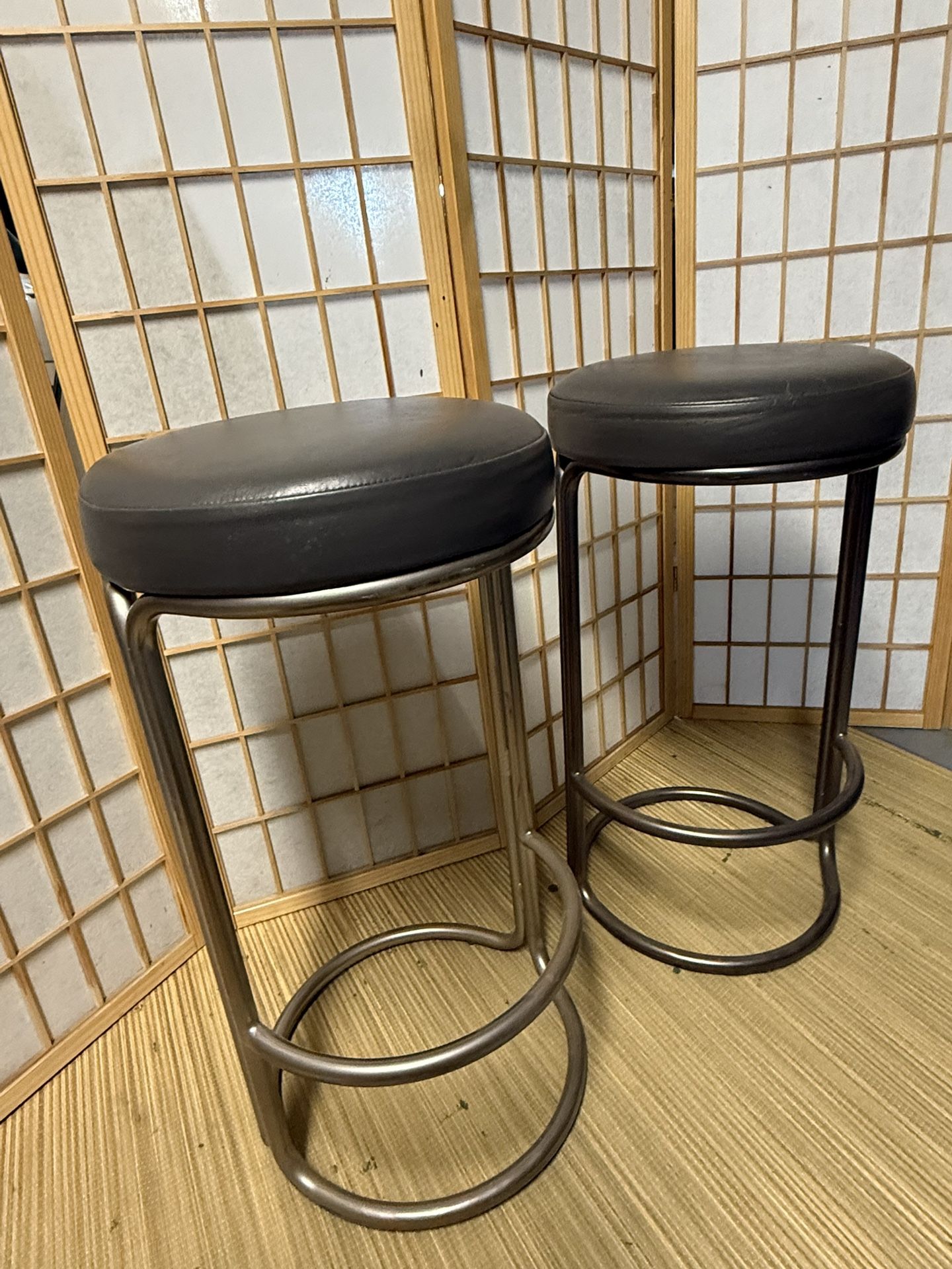 Modern Metal Bar Stools – Set of 2 (Excellent Condition!) 
