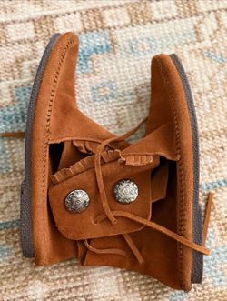 Minnetonka Suede Fringe Moccasin Boots – Men’s US 8