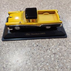 Road Signature 1957 Ford Ranchero 1/43 Diecast Model – Yellow/Black – O Scale