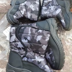 Snow Boots Size 6 BOYS