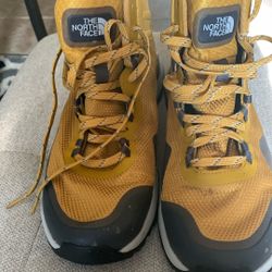 Men’s The North Face  Activists Mid Size 10