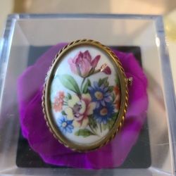Vintage Limoges  Brooch Made In France  Mint Cond Size Of Half Dollar Now Marked Down Any Other Off Be Ignored 🩷