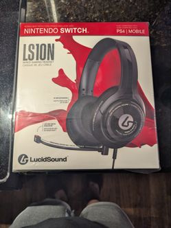 Gaming headphones with microphone