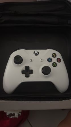 white wireless xbox controller
