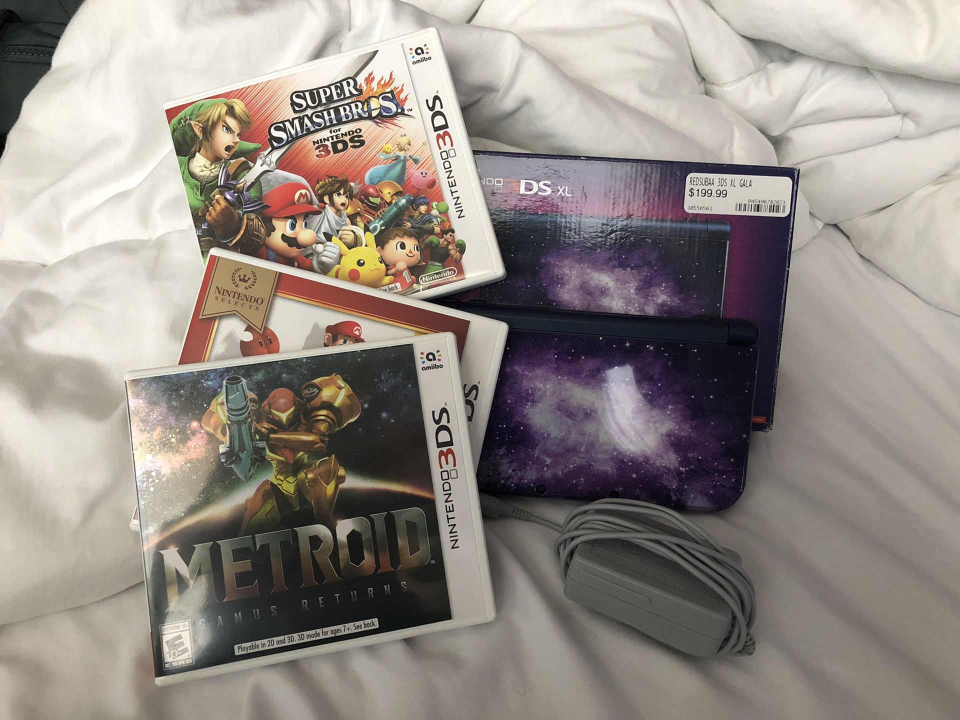 Nintendo 3DS XL (galaxy style) + Super Smash Bros + Super Mario + Metroid + Charger