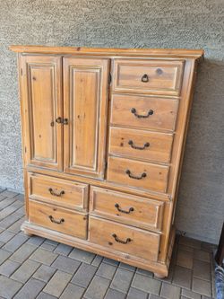 Solid Wood// chest of drawers// 8 drawers and 2 doors cabinet,  in very good condition