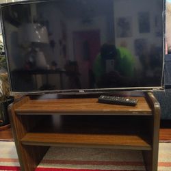 SMART TV TCL COMES WITH REMOTE AND CORD 