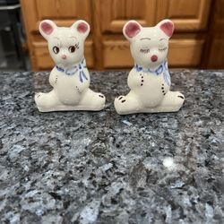 Vintage 1940’s Teddy Bears boy and girl salt and pepper shakers.  Size approximately 3 inches tall. Preowned no stoppers some crackling due to age.  