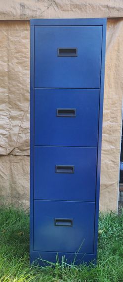 Cabinet para guardar sus papeles. Mesita pequeña para el cafe.comedor con sus 4 y una banquita. 2 mesitas de noche. Cabesera. Bicycleta