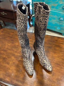 Women’s boots size 8