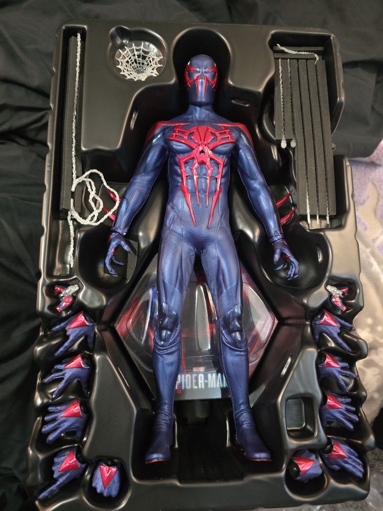 Hot Toys 2099 Spiderman Suit