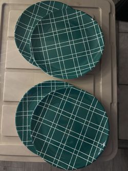 4 Christmas Plates.