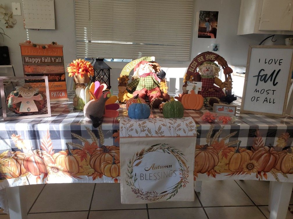THANKSGIVING DECORATIONS..AS IN PICTURES EVERYTHING TOGETHER..SE HABLA ESPANOL..CHECK OUT MY PAGE FOR MORE..