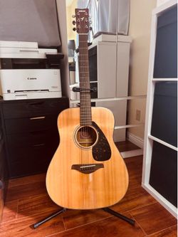 【Good Condition】Yamaha FG700S Acoustic Guitar – Solid Top – Stand & Capo Included