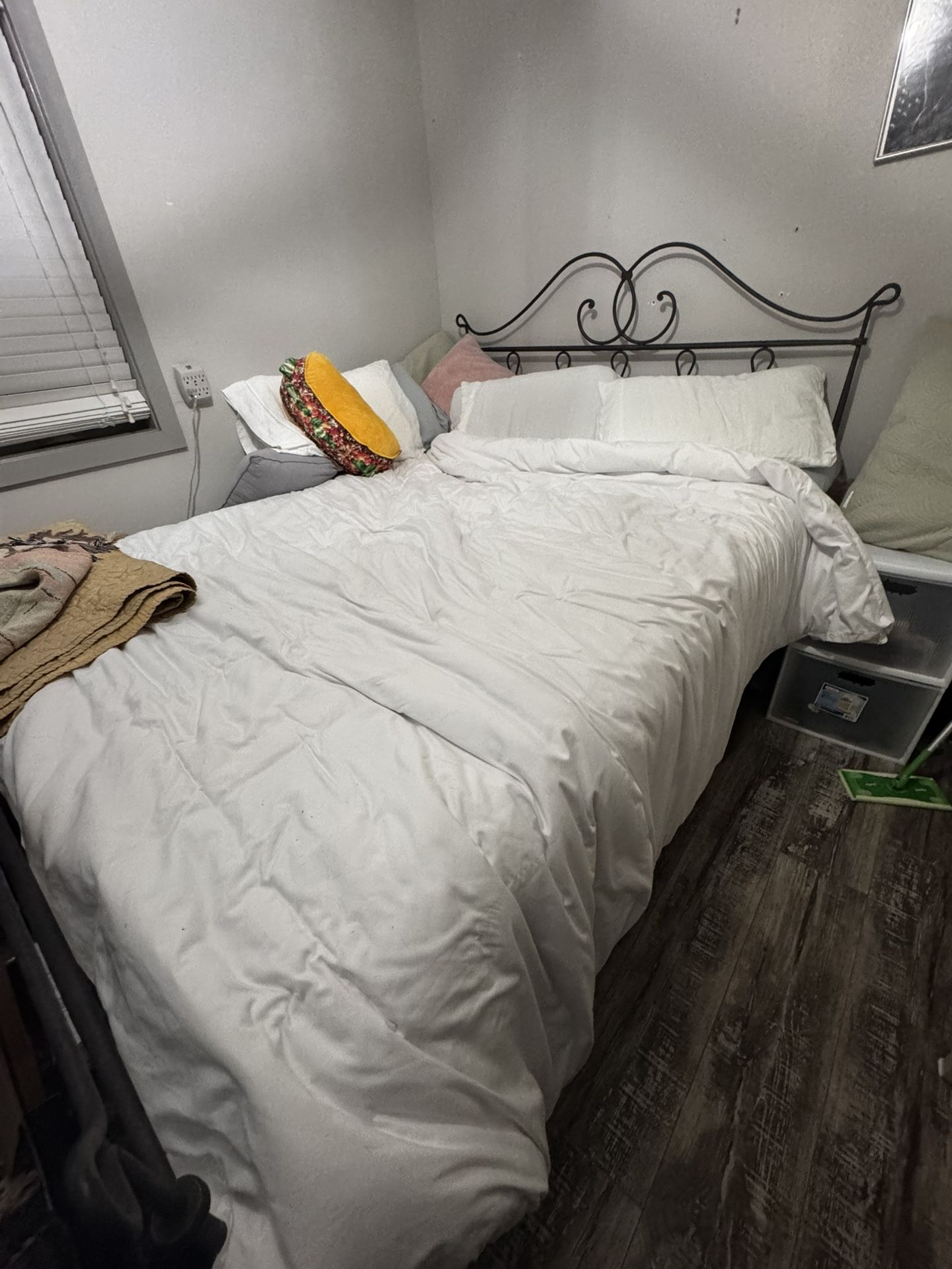 hotel collectionQueen size bed