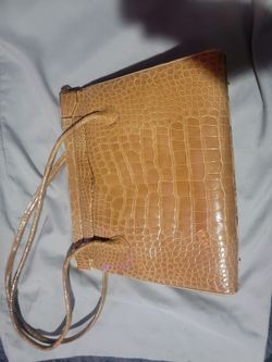 Pristine Vintage Judith Leiber Genuine Alligator Tote Bag – Carnelian Clasp Up for sale is an exceptional, investment-grade vintage Judith Leiber  ori