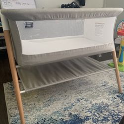 Simmons Kids Koi by The Bed Bassinet with Breathable Mesh and Natural Beechwood Legs, Dove Grey 